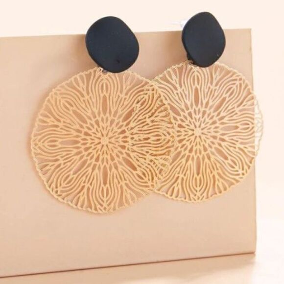 🎄Laser Cut Sand Dollar Dangle Earrings - Picture 1 of 4
